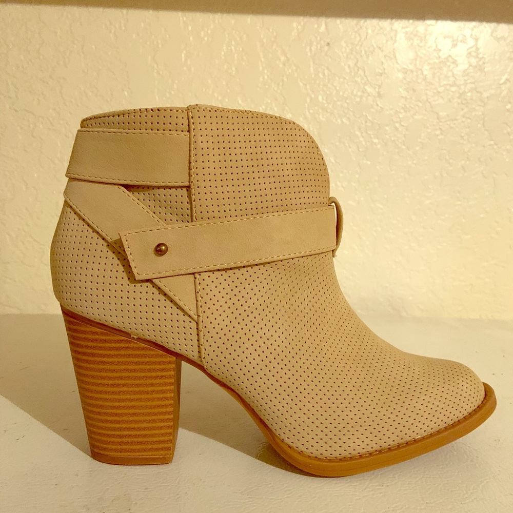 Ankle boots with block heel